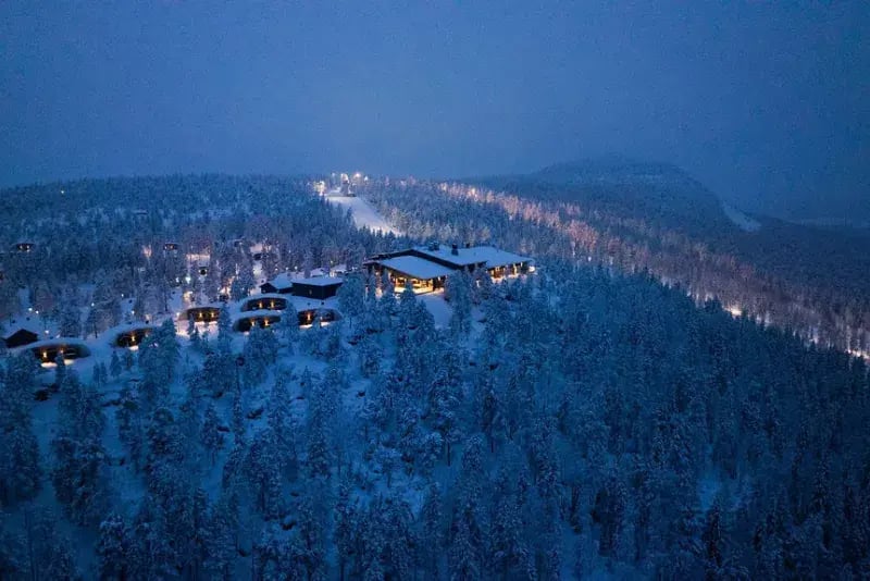 Kaamos Lodge night