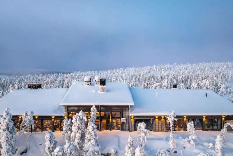 Kaamos Lodge päärakennus edestä