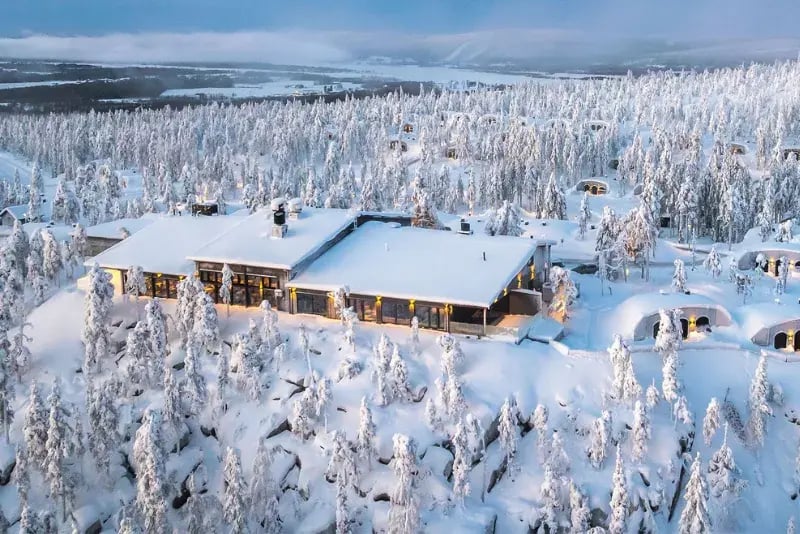 Kaamos Lodge päärakennus ilmasta