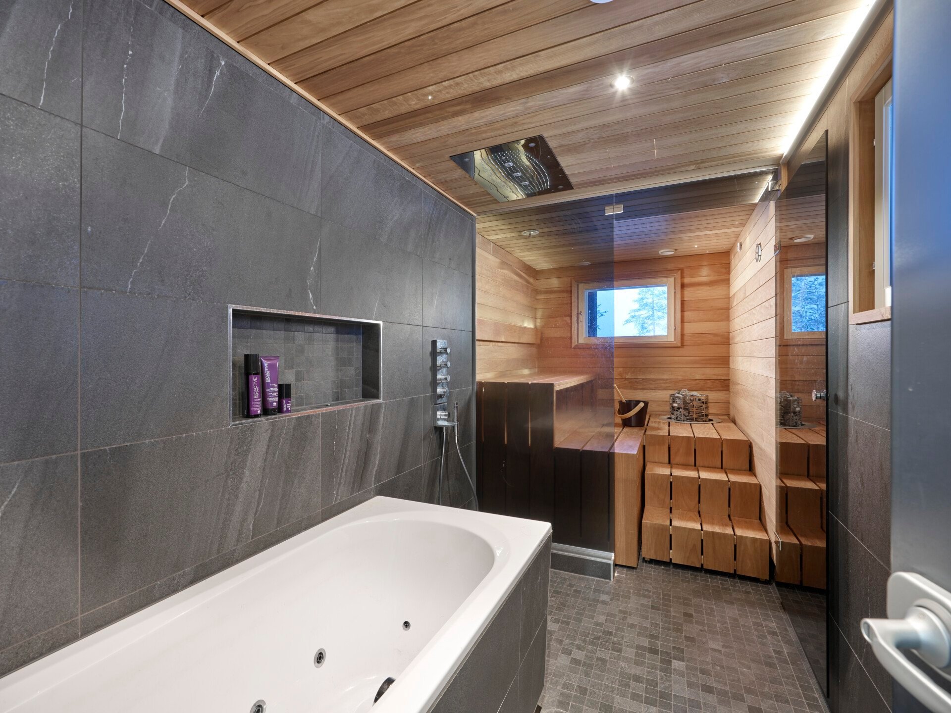 Omakotitalo Ylläksellä sisäkuva, kylpyhuone ja sauna