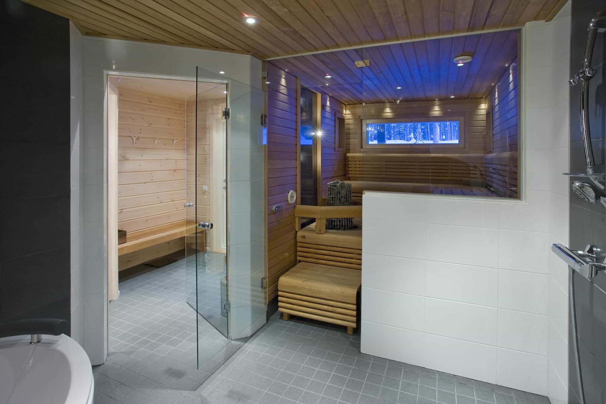 Urheiluperheen lomakoti Ylläksellä, sauna, pukuhuone ja suihkut