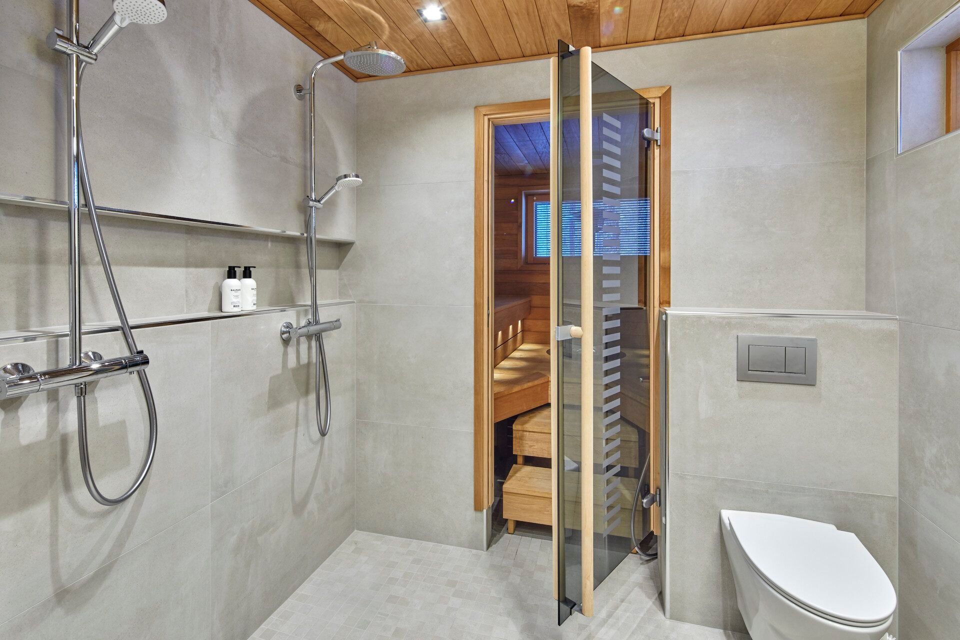 Ylläsjärven loma asunto, sauna, suihkut ja vessa